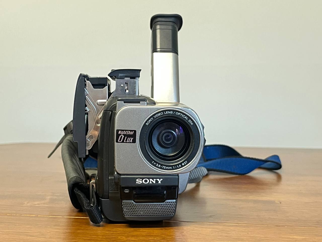 Sony CCD-TR317E Hi8 Handycam Camcorder