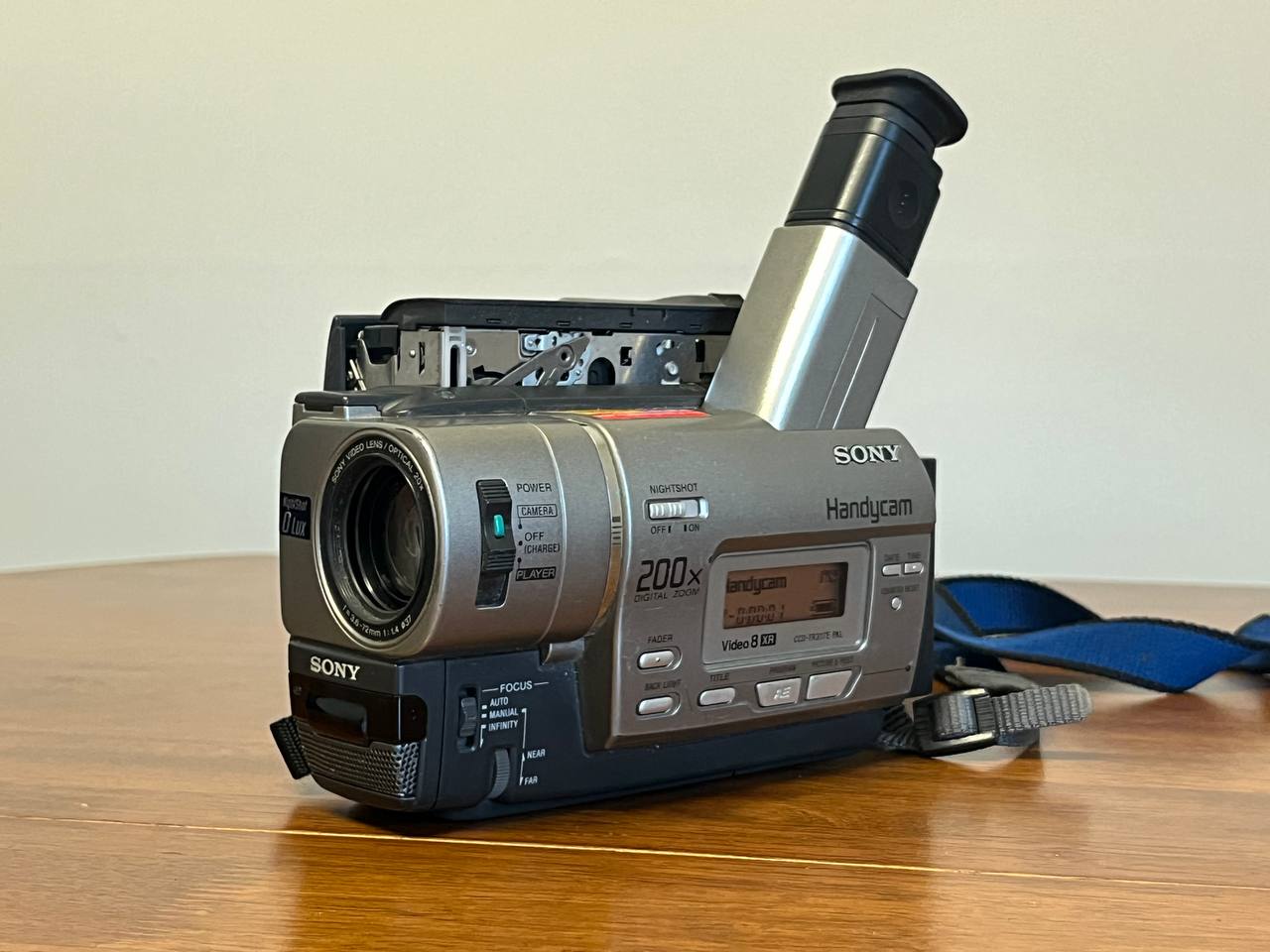 Sony CCD-TR317E Hi8 Handycam Camcorder